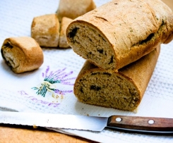Chleb, a w nim z czosnek i pietruszka