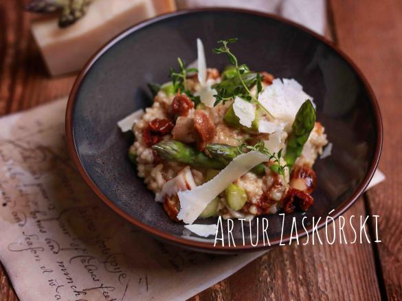 Risotto z szparagami suszonymi pomidorami,borowikiem i wędzonym boczkiem