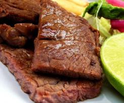 Azjatycka sałatka z polędwiczką wieprzową, kiełkami fasoli mung i dressingiem limonkowo-sezamowym