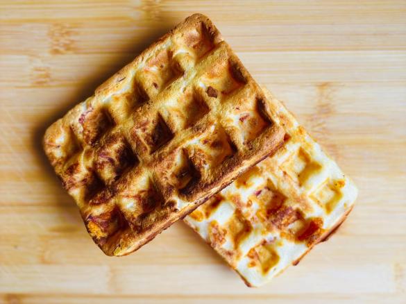 Gofry wytrawne z serem i szynką.