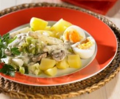 Jajka na twardo  w sosie musztardowym z warzywami i ziemniakami