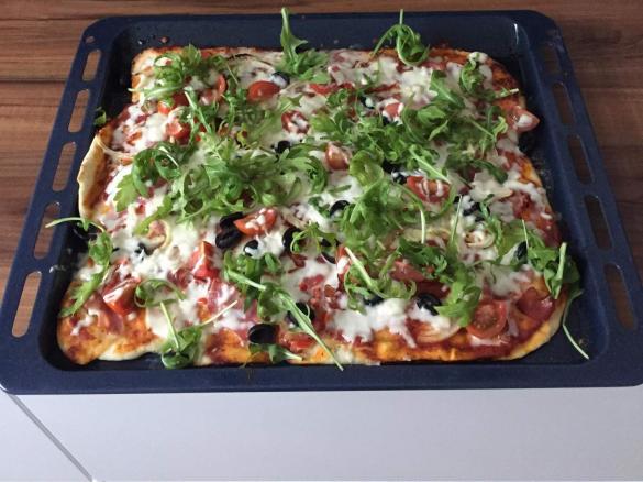 Pizza z szynką szwarcwaldzką i pomidorami