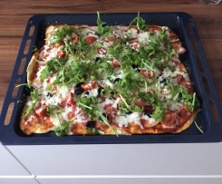 Pizza z szynką szwarcwaldzką i pomidorami